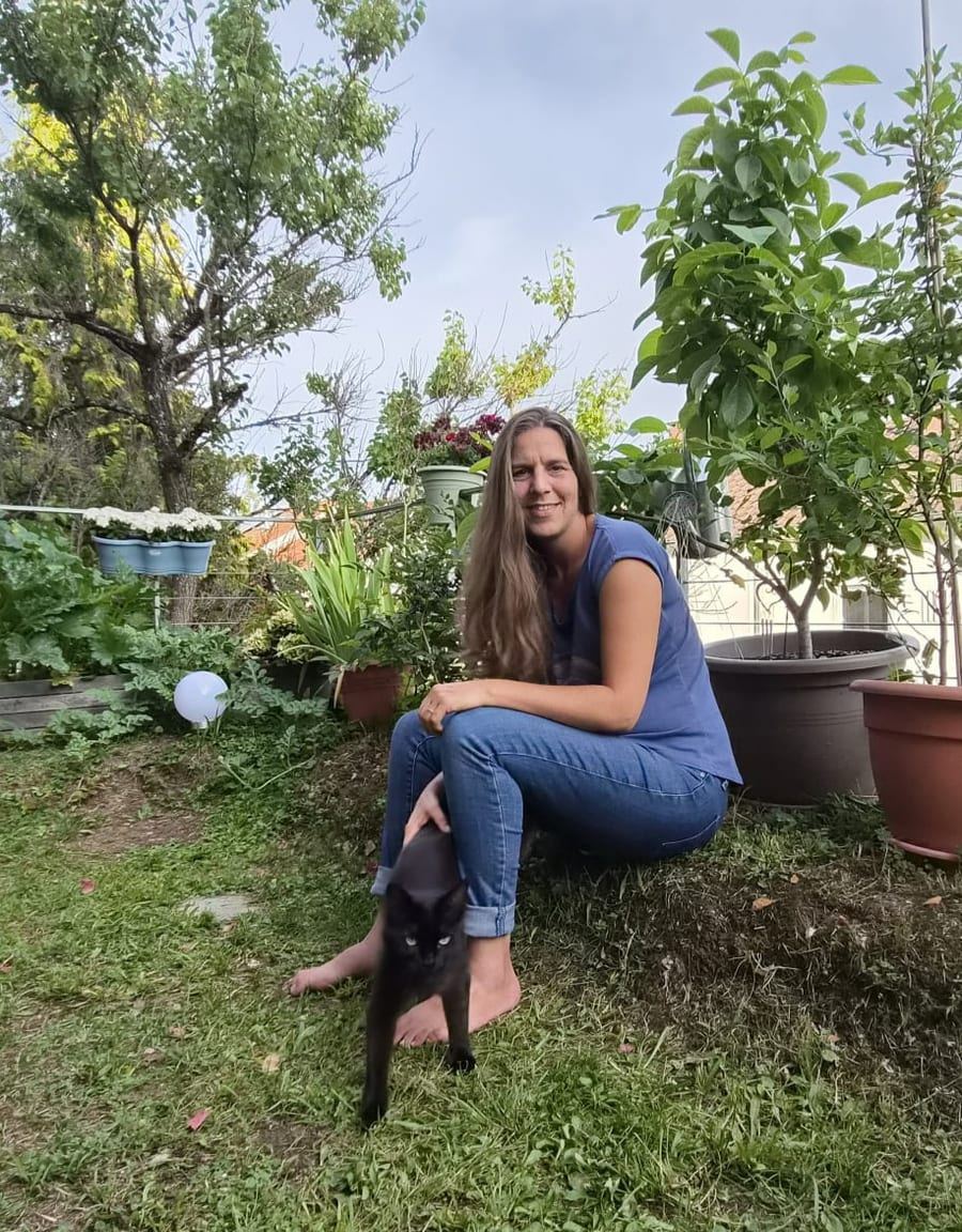 Porträt der Inhaberin von TierHarmonie SunDera im Garten